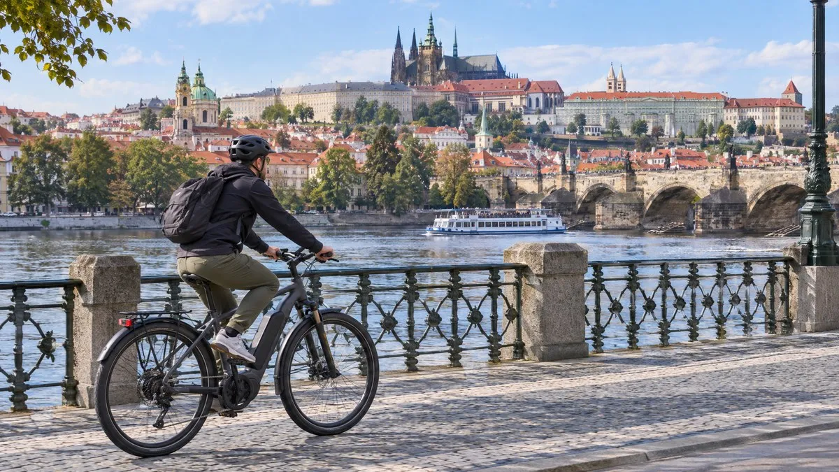Ilustrační foto: Smetanovo nábřeží v Praze dostává bezpečnější vyvýšený cyklopás