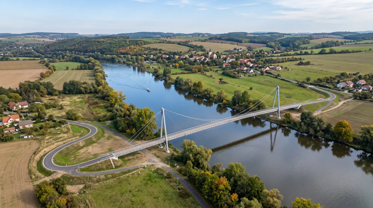 Ilustrační vizualizace nové visuté lávky pro cyklisty přes Labe u Kostomlat nad Labem.