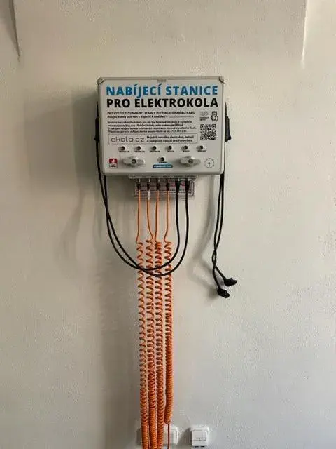 Obec Domažlice — nabíjecí stanice elektrokol, Domažlice (foto 1)