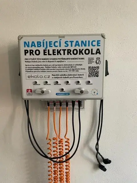 Obec Domažlice — nabíjecí stanice elektrokol, Domažlice (foto 2)