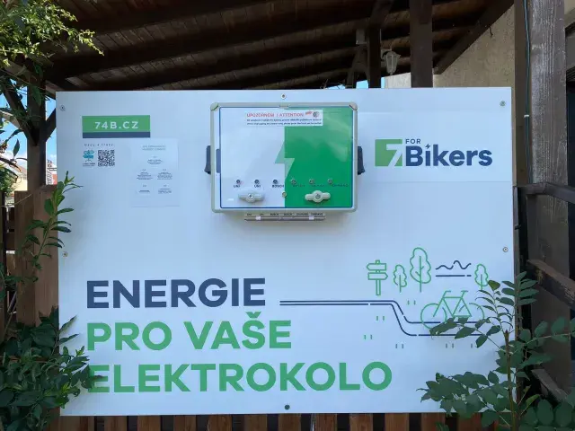 Kavárna u hradu — nabíjecí stanice elektrokol, Skalná (foto 2)