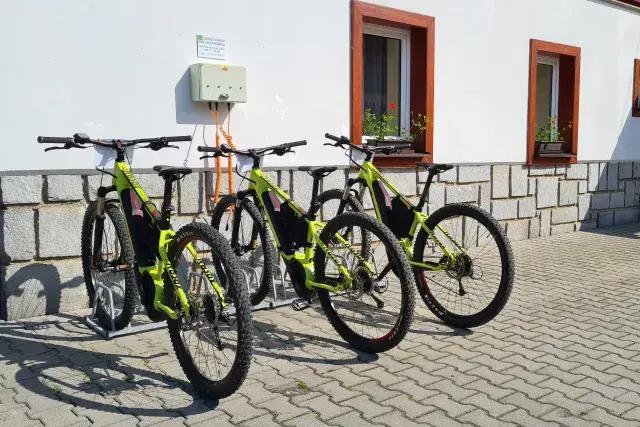 Skiland Ostružná — nabíjecí stanice elektrokol, Ostružná (foto 1)