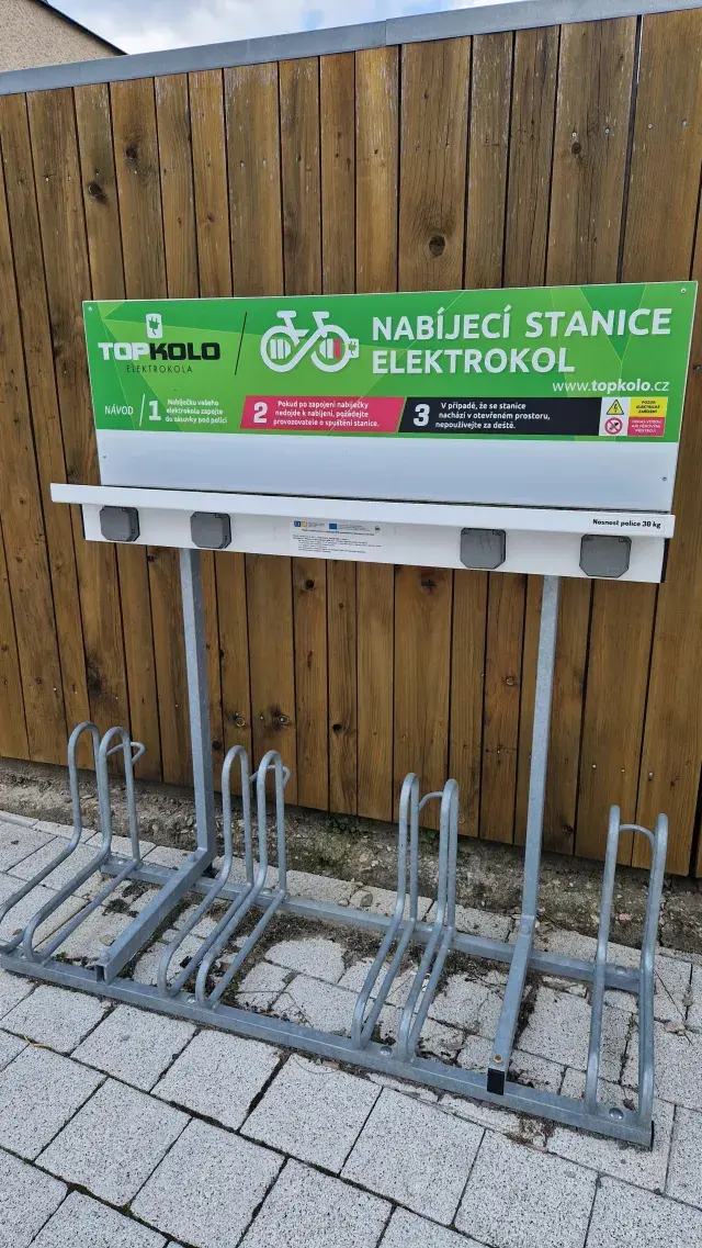 Bohuslavice obecní úřad — nabíjecí stanice elektrokol (foto 2)