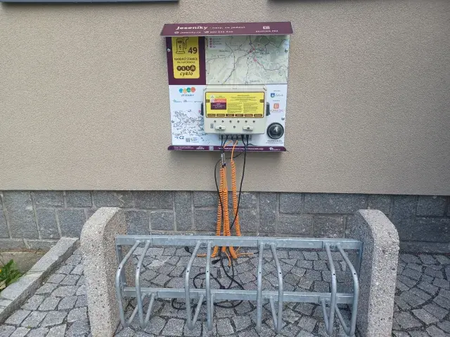 Kulturní dům Žulová — nabíjecí stanice elektrokol, Žulová (foto 1)