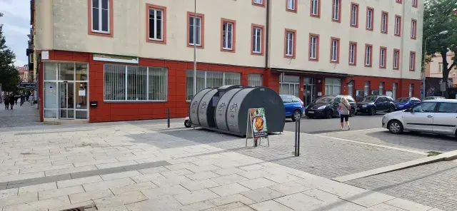 Úschovna s nabíječkou — nabíjecí stanice elektrokol, Cheb (foto 1)