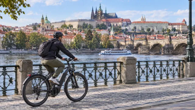 Ilustrační foto: Smetanovo nábřeží v Praze dostává bezpečnější vyvýšený cyklopás
