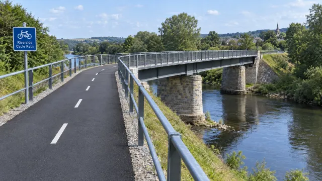 Ilustrační foto: Veselí nad Lužnicí vybudovalo na drážním náspu bezpečnou stezku