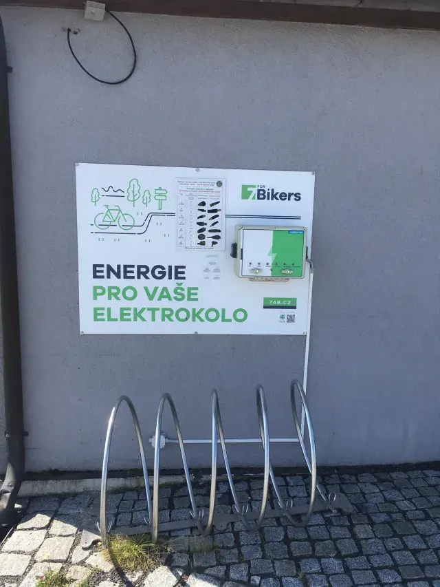 Informační centrum Lesná — nabíjecí stanice elektrokol, Lesná (foto 1)