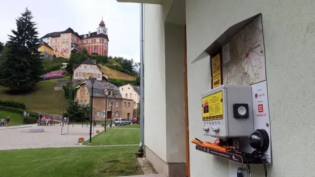 Městský úřad Javorník — nabíjecí stanice elektrokol, Javorník (foto 1)