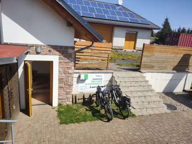 Krušnohorský Dvůr — nabíjecí stanice elektrokol, Dubí (foto 1)