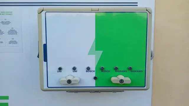 Lidová Zahrada — nabíjecí stanice elektrokol, Varnsdorf (foto 1)