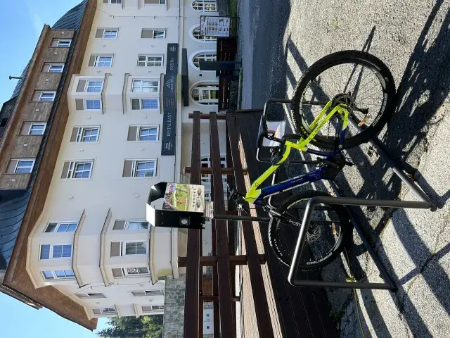 Summit Sport — nabíjecí stanice elektrokol, Špindlerův Mlýn (foto 1)
