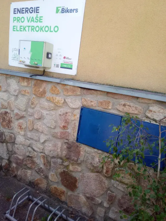 Sporthotel BK Pod Lipou - Cyklokemp — nabíjecí stanice elektrokol, Vědomice (foto 1)