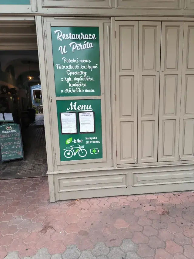 Restaurace U Piráta — nabíjecí stanice elektrokol, Jičín (foto 3)