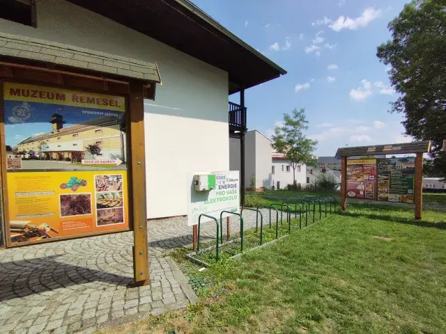 Městské muzeum — nabíjecí stanice elektrokol, Letohrad (foto 1)