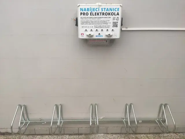 Bar v Sadu — nabíjecí stanice elektrokol, Aš (foto 1)