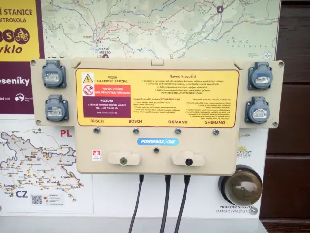 Chata Paprsek — nabíjecí stanice elektrokol, Staré Město (foto 1)