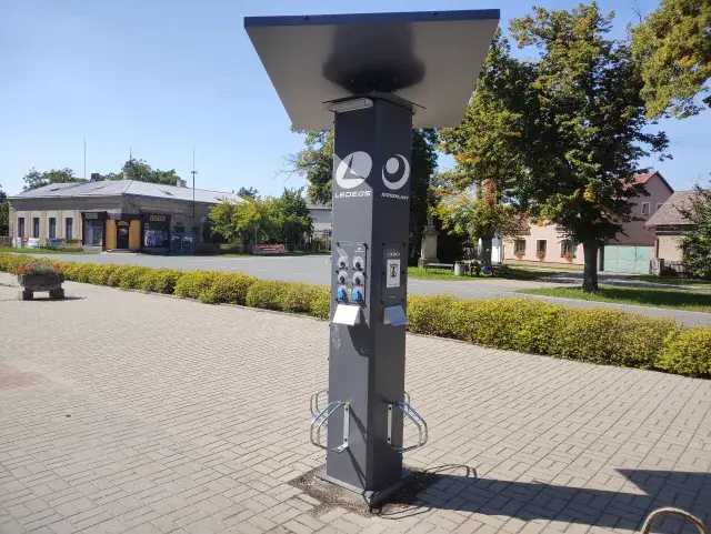 Nabíjecí stanice Loučeň — nabíjecí stanice elektrokol, Loučeň (foto 1)