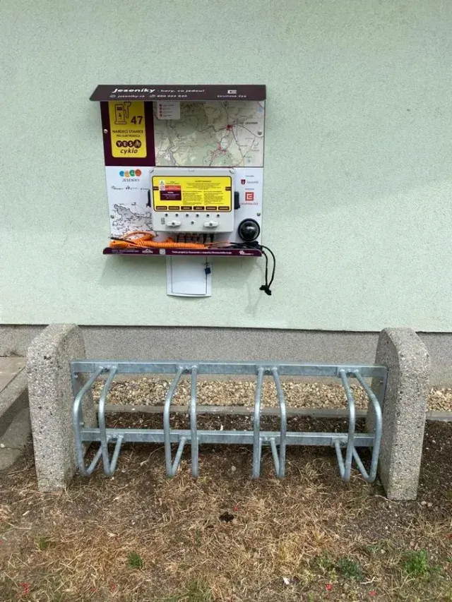 Městský úřad Javorník — nabíjecí stanice elektrokol, Javorník (foto 2)