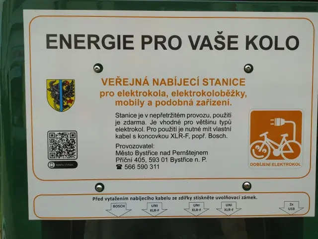 Park Masarykovo náměstí — nabíjecí stanice elektrokol, Bystřice nad Pernštejnem (foto 2)