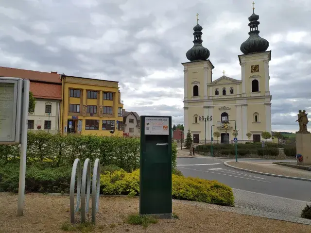 Park Masarykovo náměstí — nabíjecí stanice elektrokol, Bystřice nad Pernštejnem (foto 1)