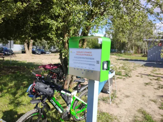Ráj u vody — nabíjecí stanice elektrokol, Čelákovice (foto 1)