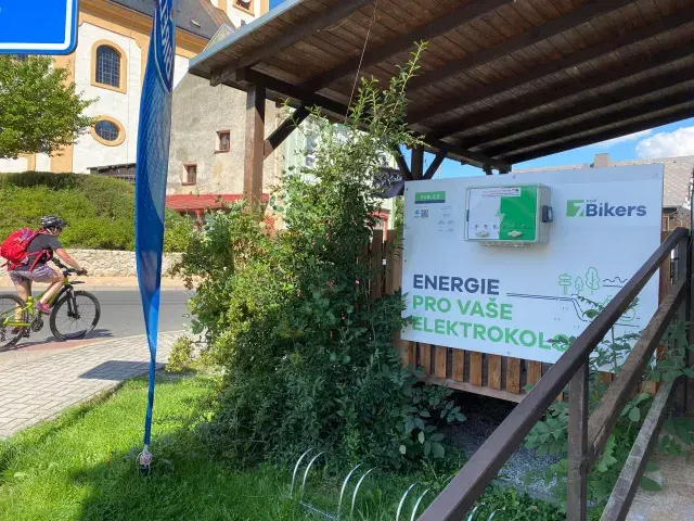 Kavárna u hradu — nabíjecí stanice elektrokol, Skalná (foto 1)