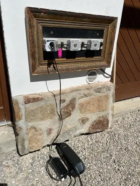 Chata Rovina — nabíjecí stanice elektrokol, Hartmanice (foto 3)