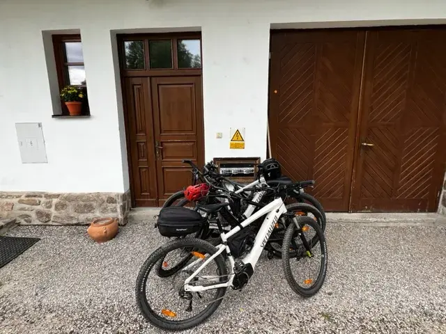 Chata Rovina — nabíjecí stanice elektrokol, Hartmanice (foto 1)