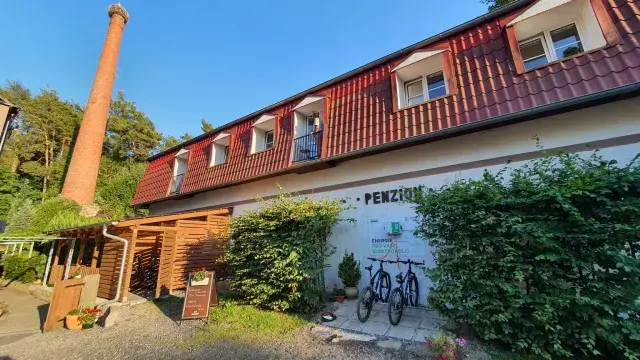 Penzion Pod Komínem — nabíjecí stanice elektrokol, Skalná (foto 1)