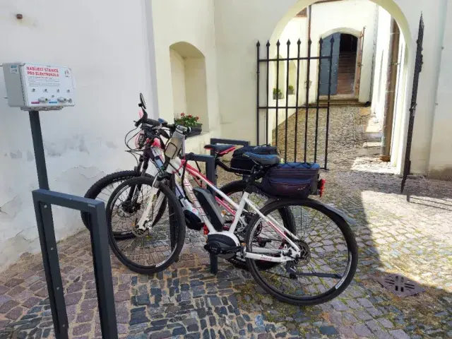 Městské informační centrum — nabíjecí stanice elektrokol, Kolín (foto 1)