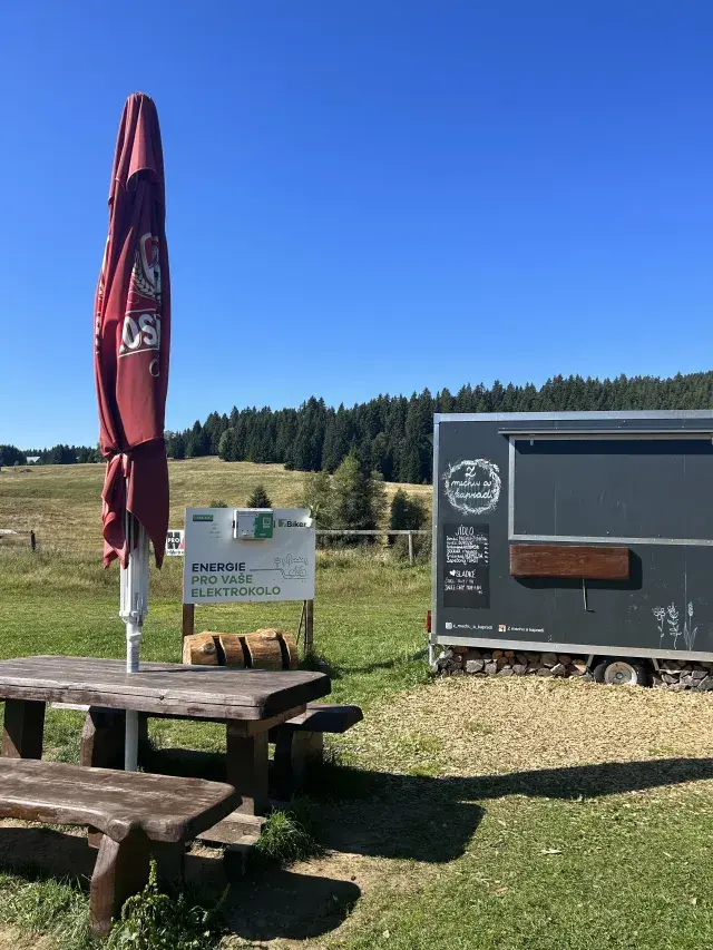 Z mechu a kapradí — nabíjecí stanice elektrokol, Kvilda (foto 1)