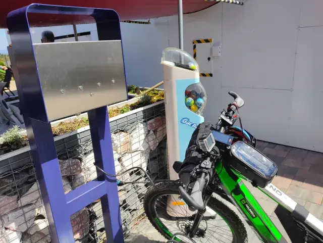 Občerstvení Letadlo — nabíjecí stanice elektrokol, Bakov nad Jizerou (foto 1)