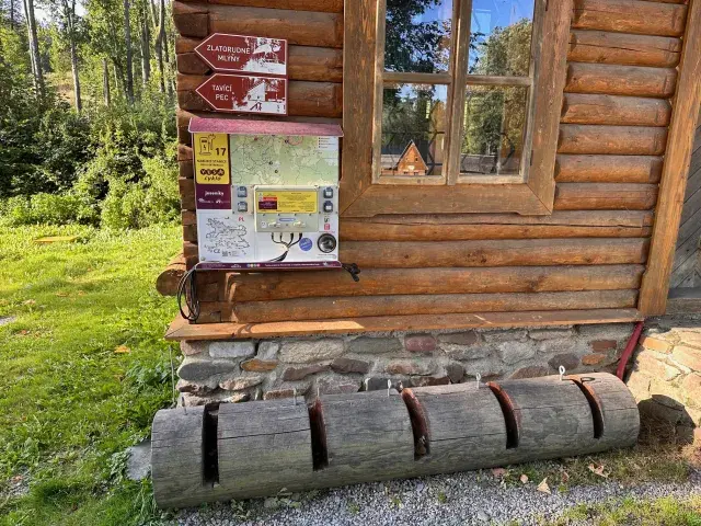 Zlatokopecký skanzen — nabíjecí stanice elektrokol, Zlaté Hory (foto 2)