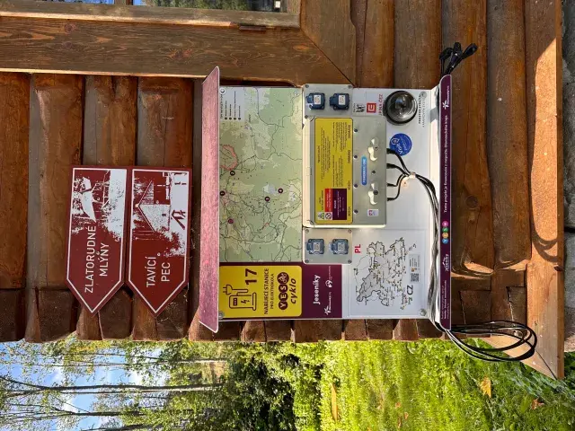 Zlatokopecký skanzen — nabíjecí stanice elektrokol, Zlaté Hory (foto 1)