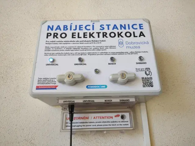 Dobrovické muzeum — nabíjecí stanice elektrokol, Dobrovice (foto 1)