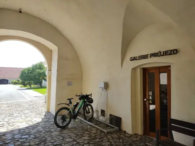 Dobrovické muzeum — nabíjecí stanice elektrokol, Dobrovice (foto 2)