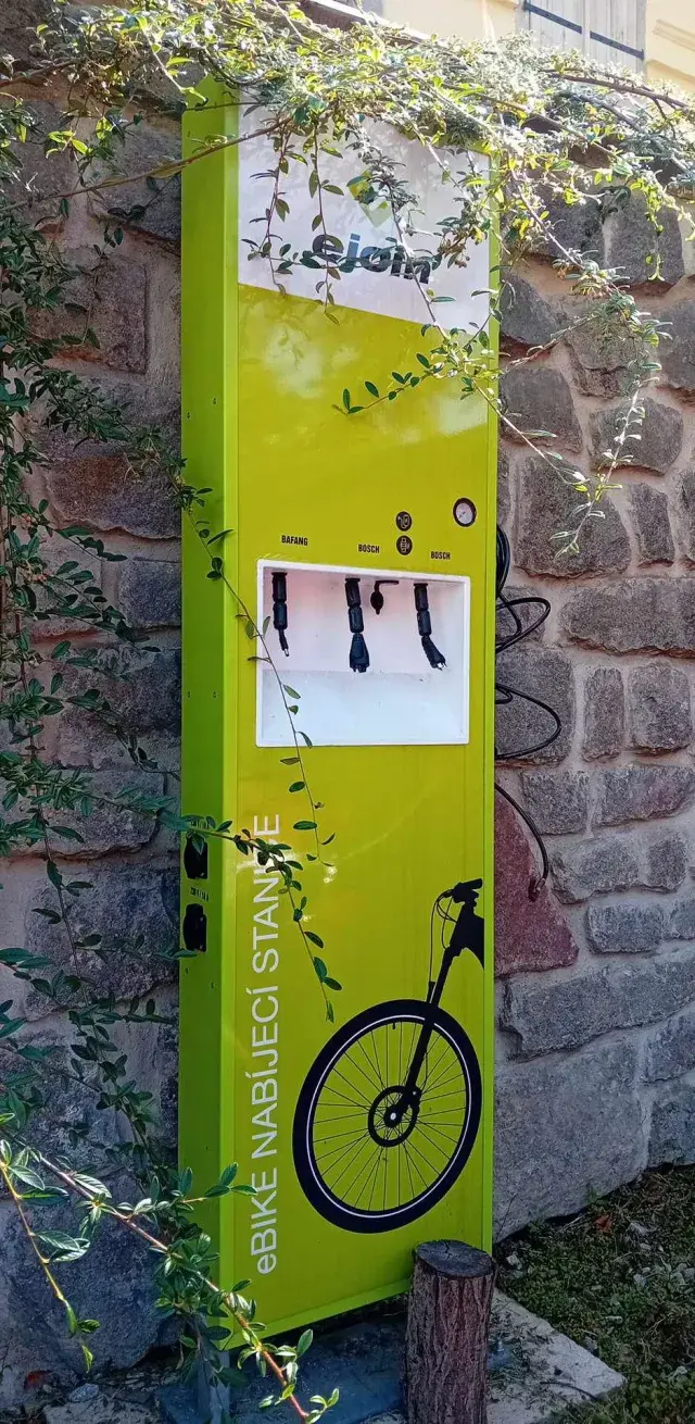 Pánský Dvůr 2 Telč — nabíjecí stanice elektrokol, Telč (foto 1)