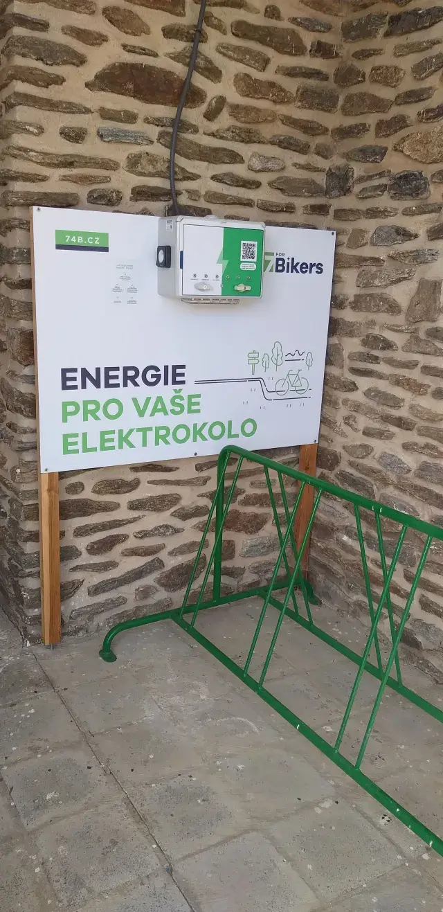Nabíjecí stanice — nabíjecí stanice elektrokol, Železná Ruda (foto 1)